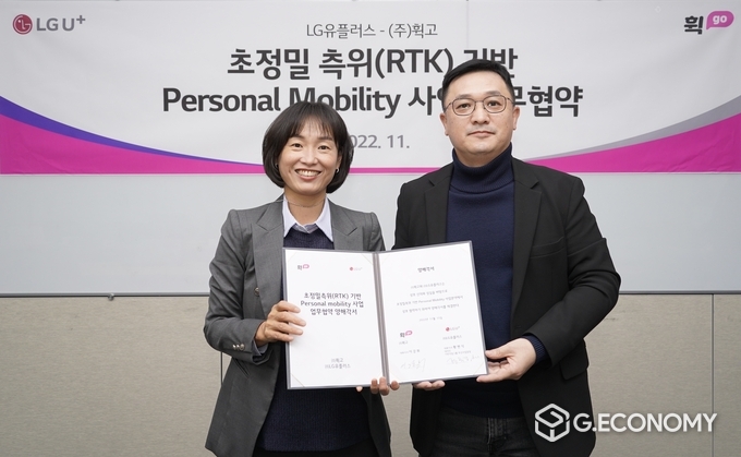 전날 서울 용산사옥에서 열린 협약식에서 정숙경 LG유플러스 무선사업담당과 이강휘 휙고 대표가 기념촬영을 하고 있는 모습(사진= LG유플러스)
