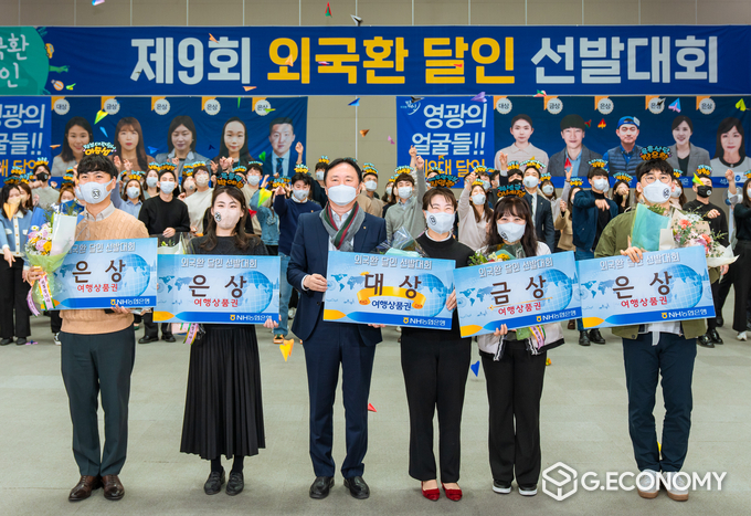 지난 22일 열린 NH농협은행 ‘제9회 외국환 달인 선발대회’에서 권준학 은행장이 수상자들과 기념촬영을 하고 있다. 좌측부터) 이승섭 정부대전청사지점 과장보, 박예슬 목동역지점 과장보, 권준학 은행장, 김영란 제주영업부 차장, 이세정 정선군지부 과장보, 장우창 율촌산단지점 과장보)