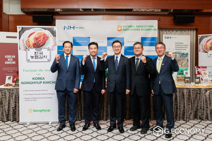 지난 24일 NH농협은행이 영국 런던 주영국 대한민국 대사관이 주최한 국경일 행사에 참여하여 김치를 비롯한 우리 농산물 홍보를 실시했다. 좌측 두 번째)성한경 NH농협은행 런던사무소장, 사진 좌측 세 번째)윤여철 주영국대한민국대사관 대사(사진=NH농협은행)