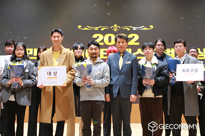 지난 24일 서울시 영등포구에 위치한 KB국민은행 신관에서 열린 '2022 국민 크리에이터 페스티벌 시상식'에서 (앞에서 왼쪽 세번째)방송인 유병재와 (앞에서 왼쪽 네번째)성채현 KB국민은행 개인고객그룹대표 및 수상자들이 기념촬영을 하고 있다(사진=KB국민은행)