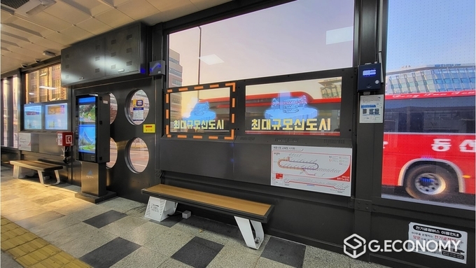 세종시 BRT 정류장에 설치된 투명 OLED에서 AR콘텐츠가 재생되고 있는 모습(사진=LG유플러스)