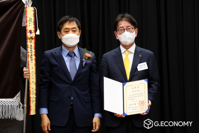 28일 서울시 중구 전국은행연합회에서 열린 '제16회 자금세탁방지의 날' 행사에서 (왼쪽부터)김주현 금융위원장, 이재근 KB국민은행장이 기념촬영을 하고 있다(사진=KB국민은행)