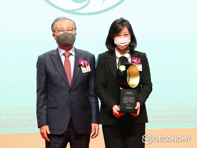 6일 서울시 중구에 위치한 신라호텔에서 개최된 '2022 한국의경영대상'에서 (왼쪽)한정화 한국능률협회컨설팅 한국의경영대상 심사위원장과 (오른쪽)오순영 KB국민은행 AI금융센터장이 기념촬영을 하고 있다