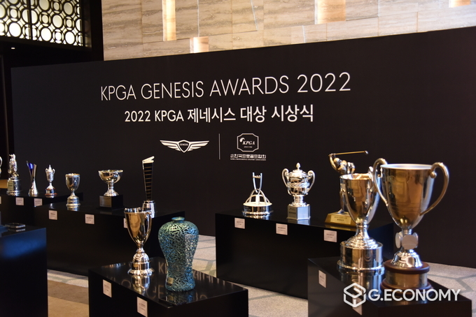 트로피가 너무 여러 개 모여있으니 하나쯤 가져가도 괜찮지 않을까 싶어질 정도로 설렜다
