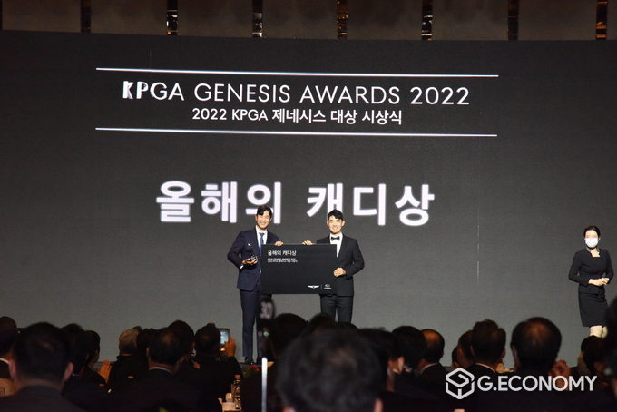 올해의 캐디상을 수상한 이순석 씨는 수상소감에서 울컥한 모습이었지만, 끝내 눈물을 보이지는 않았다
