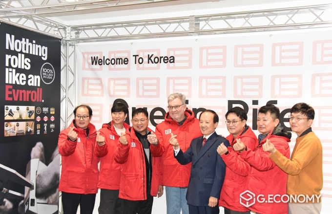 손가락 하트를 요구하자 다른 이들은 자연스럽게 하트를 만들었다. 게린 라이프는 순간 당황하며 "이게 뭔데? 이게 뭐냐고?"를 연발했다.