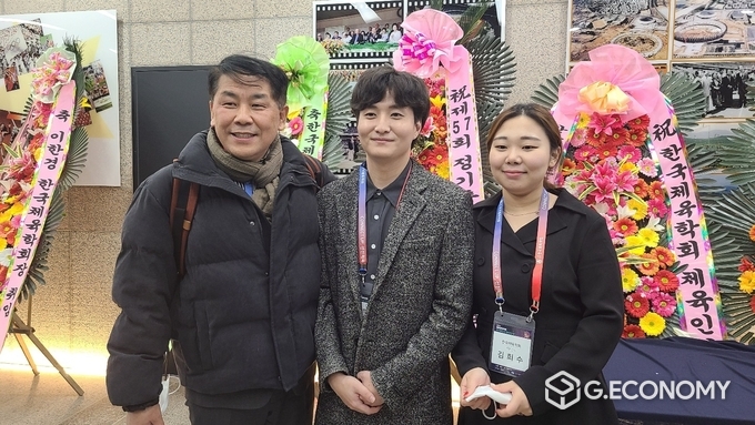 한국체육학회 체육인의 밤, e스포츠산업위원회 송석록 위원장과 학회 정수면 사무처장, 김희수 간사와 기념사진/ 뉴스아이이에스