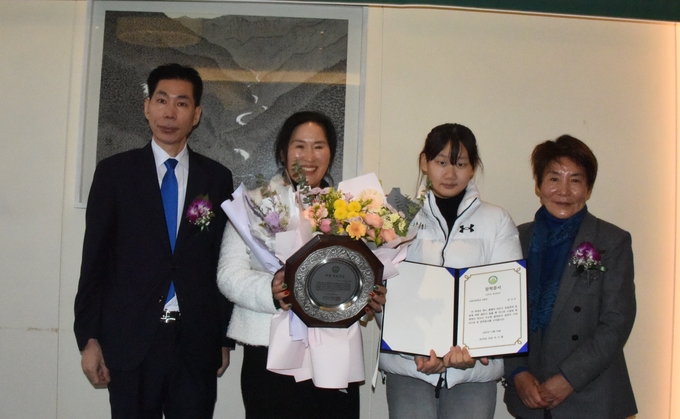 사진 왼쪽부터 한국골프미디어협회 조성수 회장, KLPGA 박은희 프로, 문서우 학생, 이기화 프로