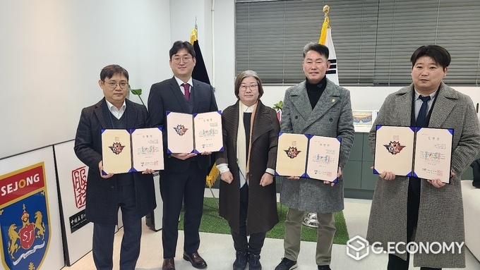 대전시연합회장 손용호, 진흥원 청년위원장 이기준, 전옥이 이사장, 진흥원 오근국 부이사장, 평택시연합회장 허길 임명장을 들고 기념사진/ 뉴스아이이에스