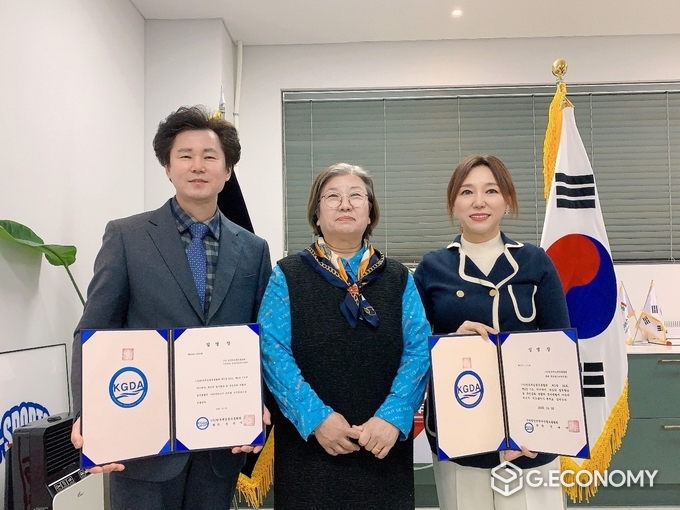한국게임물유통협회 임명식 후 권중기 사무국장, 전옥이 회장, 유영화 신임 총재 기념사진 /뉴스아이이에스<br>