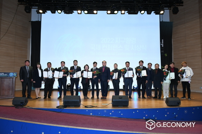 ‘2022 인터내셔널리더어워드’의 ‘탑클래스 대표인물 및 대표기업대상’, ‘국제환경기업대상’, ‘국제메타버스블록체인우수기업대상’ 수상자들 . (사진제공: SNS기자연합회)