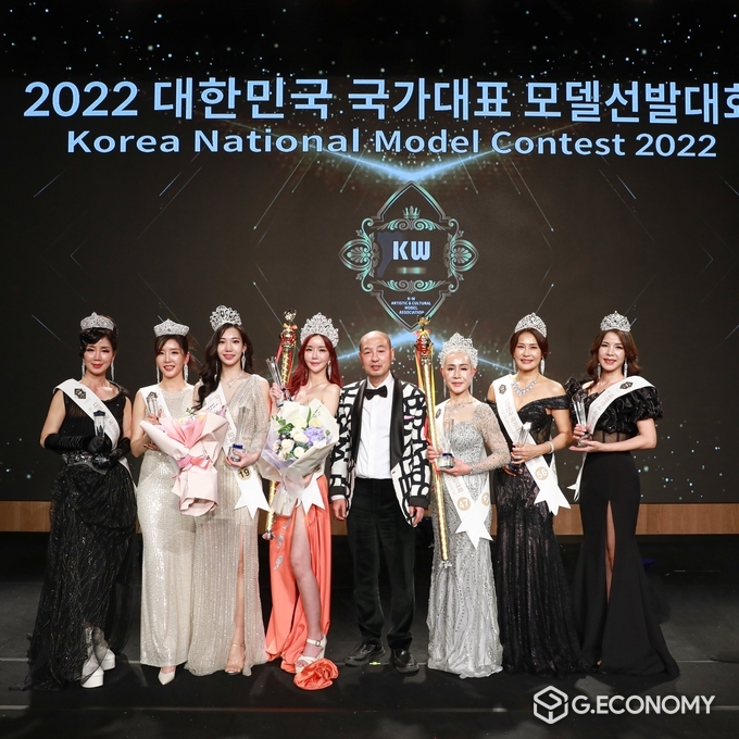 사진 중앙, 이동희 총감독과 미스& 미시즈 동상 배은정, 은상 김지하, 금상 유환희, 대상 박채희 / 시니어부문 대상 여유림, 금상 이영희, 은상 김경주