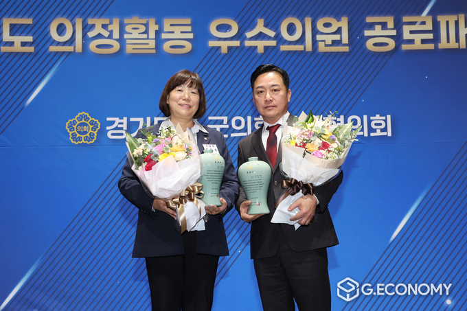 공로패를 시상받은 김미수, 이철조 고양특례시의원