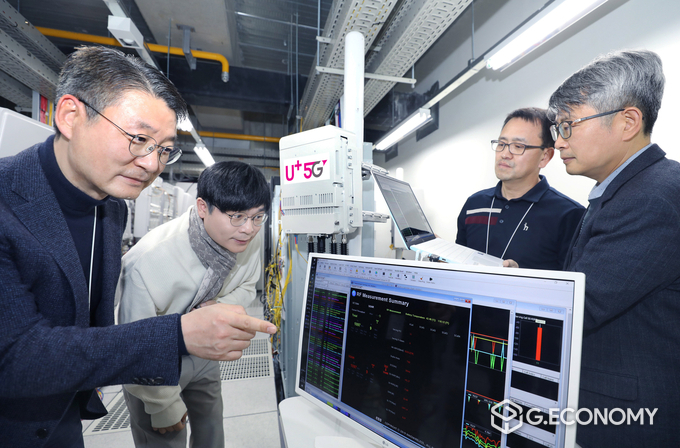 권준혁 LG유플러스 네트워크부문장(맨 왼쪽)이 노키아, 삼지전자 관계자로부터 O-RAN 장비에 대한 설명을 듣고 있는 모습(사진=LG유플러스)