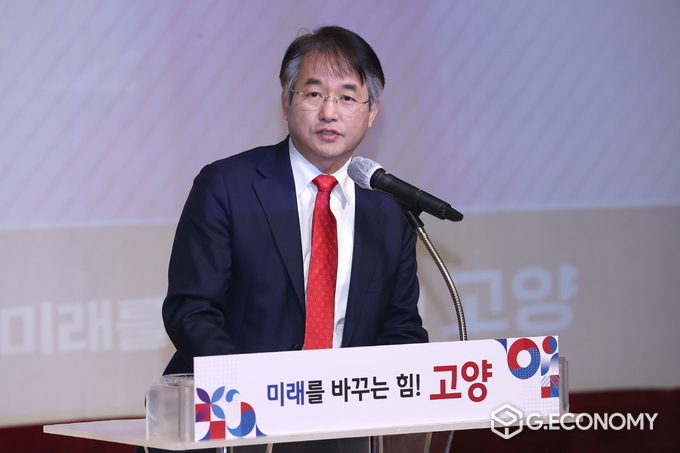 이동환 고양특례시장이 4일 시청 문예회관에서 열린 신년기자회견을 통해 백석동 요진 업무빌딩 이전을 발표하고있다.