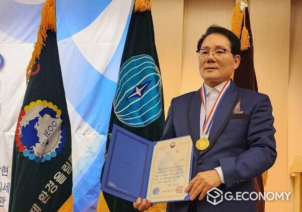 문기주 회장이 제15회 대한민국환경봉사대상 시상식에서 환경대상인 환경부장관상을 수상했다.