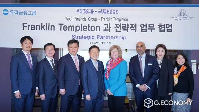 우리금융그룹(회장 손태승)은 지난 12일 프랭클린템플턴 그룹과 전략적 업무 협업식을 가졌다. (왼쪽부터) 우리프라이빗에쿼티자산운용 김경우 대표, 우리글로벌자산운용 황우곤 대표, 우리자산운용 최영권 대표, 우리금융지주 박화재 사장, 프랭클린템플턴 제니 존슨 CEO, 프랭클린템플턴 타릭 아흐마드 APAC 공동 대표, 프랭클린템플턴투자자문 김태희 대표와 관계자가 기념촬영을 하고 있다(사진=우리금융)