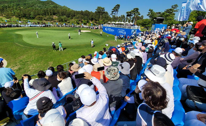 우리금융챔피언십을 관람 중인 갤러리들의 모습, KPGA 제공
