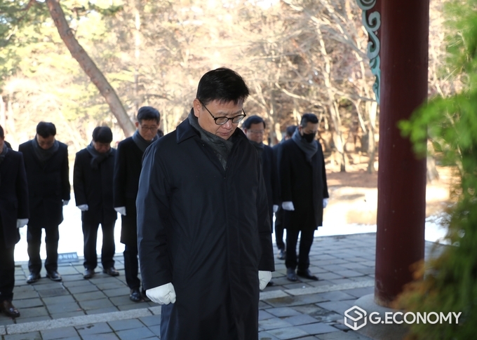 우리은행 이원덕 은행장이 1일 경기도 소재 홍유릉에서 고객 신뢰를 바탕으로 고객과 함께 동반성장 하는 은행을 만들기 위한 다짐을 하며 참배를 하고 있다(사진=우리은행)