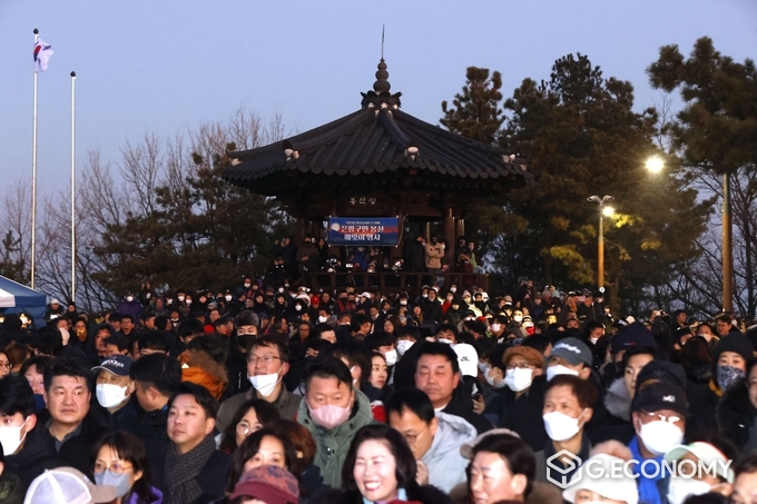 봉산 해맞이 공원에 몰린 인파(사진=서울시 은평구)