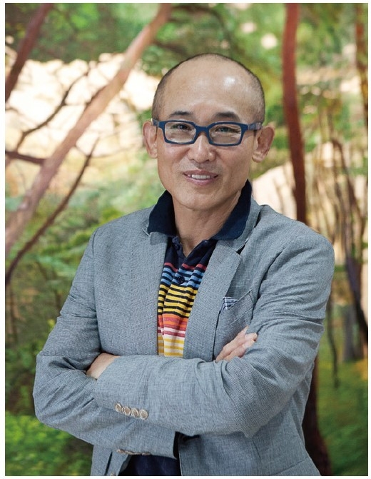 경주시청 로비에 전시된 혼자수 작품 <소나무> 앞에서<br>
혼자수 <strong>이용주</strong><br>
비단 실로 수놓아 작품을 표현하는 작가. 1974년 처음 자수를 배웠다. 회화는 순간의 빛을 화폭에 담는다. 반면 이용주 작가는 변하고 움직이는 빛을 하나의 화폭에 담아 미술의 패러다임을 바꿨다.<br>
정통자수를 현대와 접목해 가장 한국적인, 자긍심 넘치는 예술로 승화시켰다. 특히 세계명화는 원작가가 표현하지 못한, 순간순간 변하는 빛을 모아 한 화폭에 표현한 독창적 작품이다. 14명의 전·현직대통령과 세계적 유명인들이 그의 작품을 소장했고, 초대전을 열어주고 있다. 근 30년 동안 작업한 많은 혼자수 작품들을 담을 ‘그릇’을 구하고 있다.