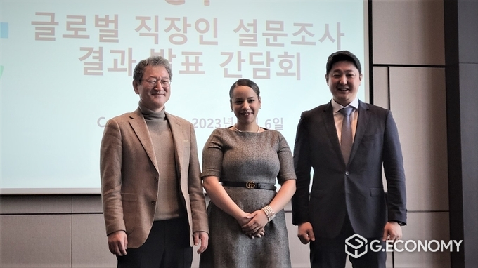“글로벌 직장인 설문 조사” 발표 간담회, 김용진 교수(좌측부터), 새라 박 대표, 김성수 교수/뉴스아이이에스