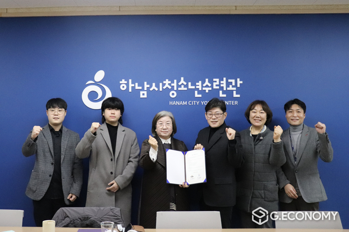 이스포츠프롬 조정민, 이대형 원장, 전옥이 대표, 청소년수련관 조재영 관장, 김태경 부장 등이 협약 후 기념사진을 촬영하고 있다 / 뉴스아이이에스