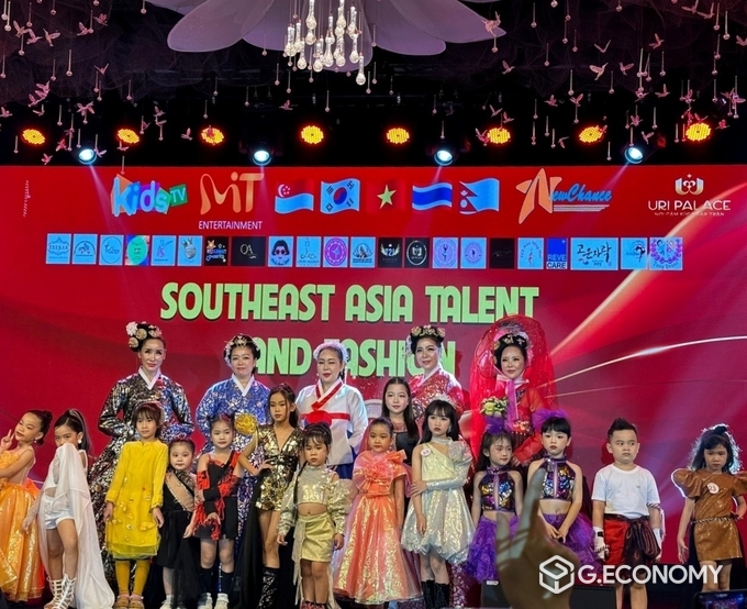2023 동남아시아 패션·탤런트 선발대회 초청행사에서 박은경 모델, 고은자락 조낭경 대표, 참가자들과 기념사진 