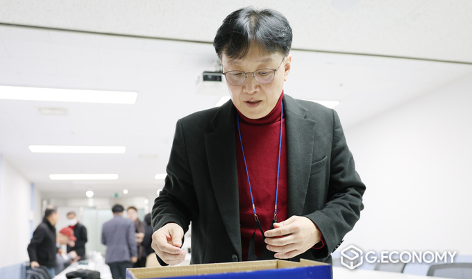 심재환 위원장의 투표장면