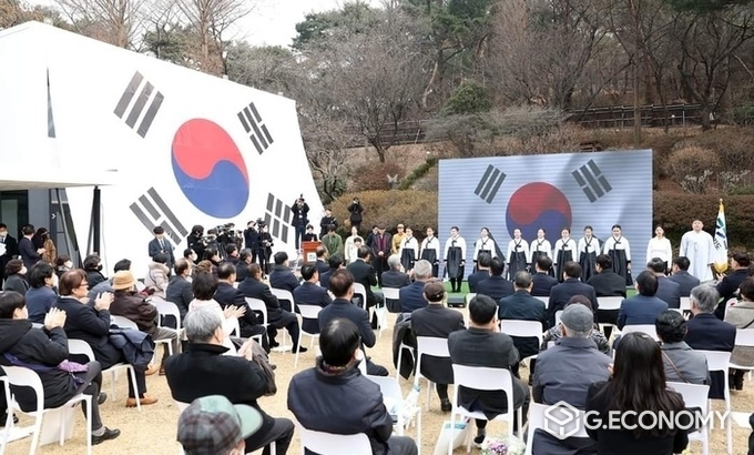 김동연 경기도지사를 비롯해 독립유공자 가족 및 도민들이 참석한 가운데 제104주년 3.1절 기념행사가 열리고 있다