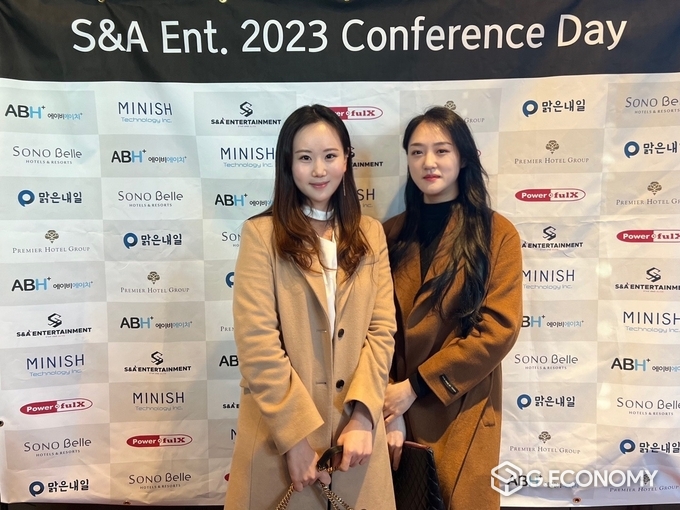 (왼쪽부터)고나혜·박희주 프로가 포토월에서 포즈를 취하고 있다