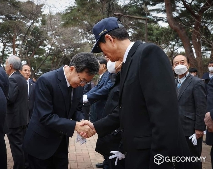 김동연 경기도지사가 지난 1일 도담소에서 열린 제104주년 3.1절 기념행사에서 독립유공자와 인사를 나누고 있다 