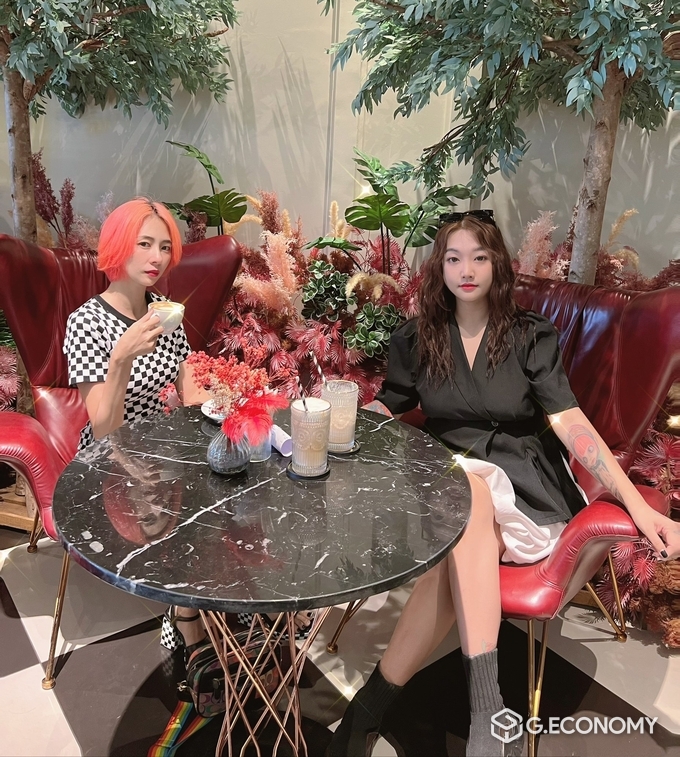 아트 크리에이터이자 기업인 쩐 하잉 민 대표(좌) 쩐 응옥 캣 푸옹 대표 