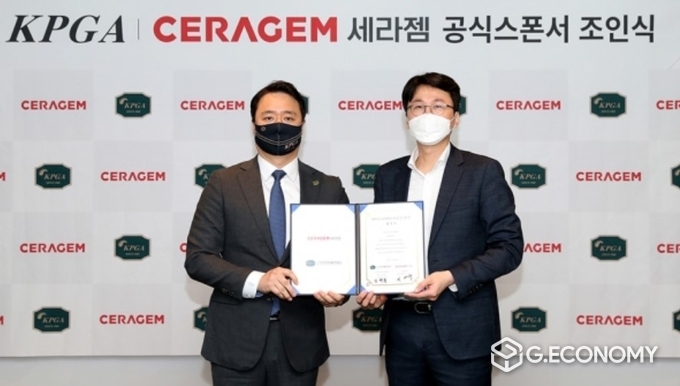 김병준 KGT 대표와 이경수 (주)세라젬 대표(우측)가 지난 2022년 공식스폰서 조인식에서 기념촬영하는 모습<br>
사진 출처 : 골프경제신문