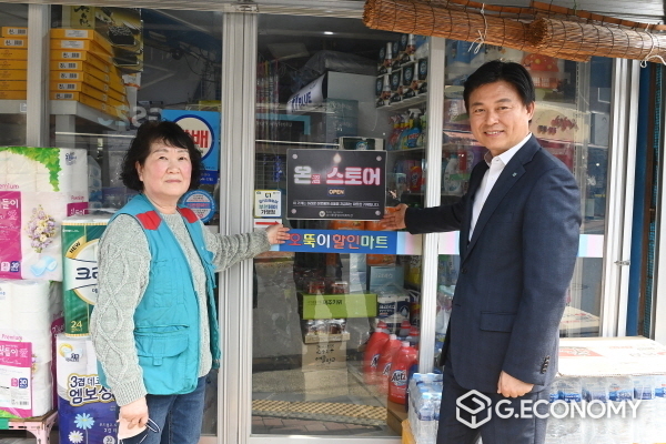 조용익 부천시장(오른쪽)과 온스토어 마을가게 참여자(왼쪽)가 기념촬영을 하고 있다. 사진=부천시청