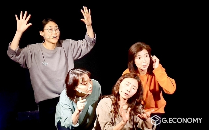 “노는극단” 왼쪽부터 한제민(호두), 이보영 (바다) 정은하(티타니아) 김도연(위로자)이 즉흥극을 하고 있다. 뉴스아이이에스