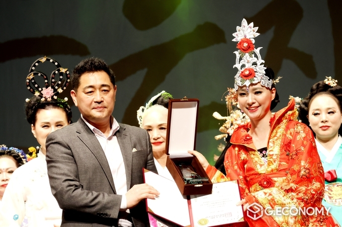 (주)조낭경고은자락 박준형 회장이 공로상 수여, 오소민 모델 수상자와 함께 기념사진/뉴스아이이에스