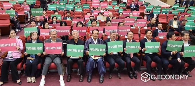 (왼쪽부터)유용희 회장, 전옥이 이사장, 윤재환 회장, 김동만 이사장, 김호일 회장, 김동명 위원장, 이정식 장관, 김영배 의원, 김형동 의원, 김경엽 의원/ 뉴스아이이에스