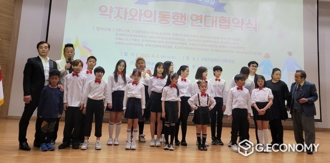세계다문화외국인협회(최다인 회장), 김기종 총감독, 어린이 합창단 오누보구빈센트리한 외 15명의 축하공연 /뉴스아이이에스