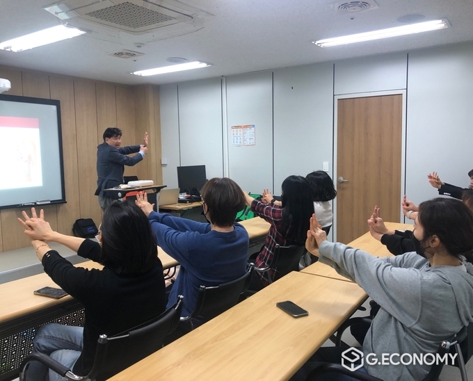 심폐소생술 교육을 받고 있는 민원콜센터 상담사