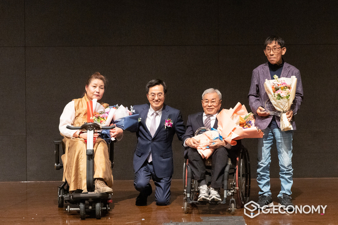 김동연 경기도지사가 20일 제43회 장애인의 날 기념식에서 감사패 수상자들과 기념촬영하고 있다