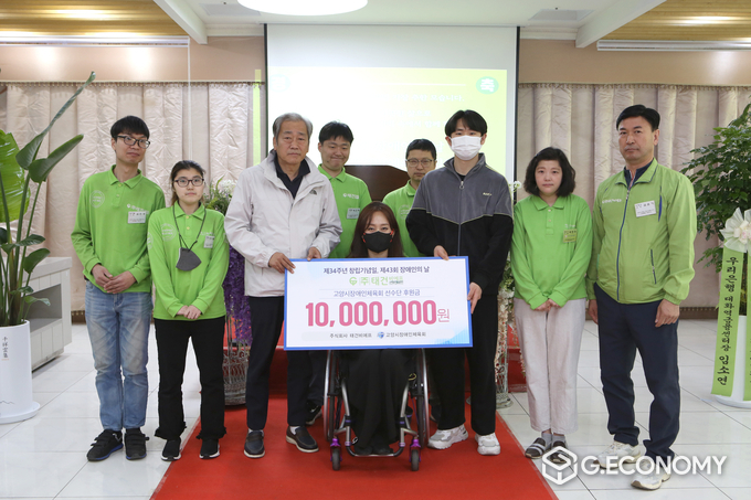 태건비에프 직원들이 경규식 고양시장애인체육회 사무국장과 장애인 스포츠댄서 노명주선수와 김주원선수에게 기부금을 전달하고 있다. 