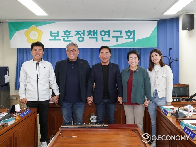 (좌측부터) 고양특례시의회 보훈정책연구회 김희섭,문재호,이철조,김수진,천승아의원
