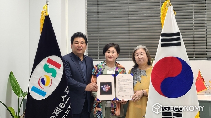 ㈜케이스포미디어 구민관 대표(왼쪽), 이은수 회장(가운데), 국제e스포츠진흥원 전옥이 이사장