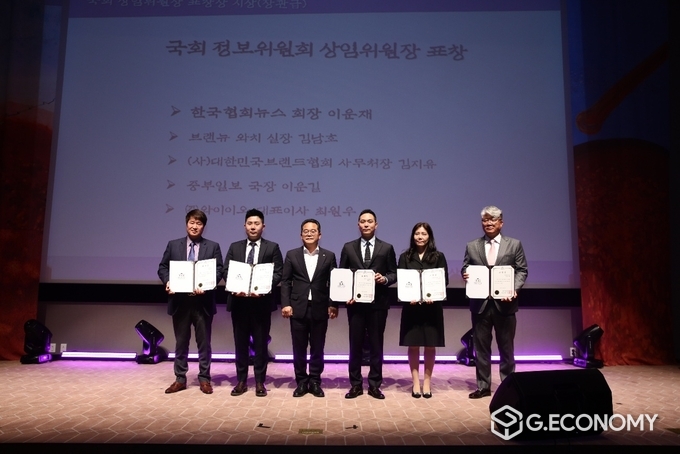 우측끝,한국협회뉴스 이운재회장이 수상후 기념촬영을하고 있다.