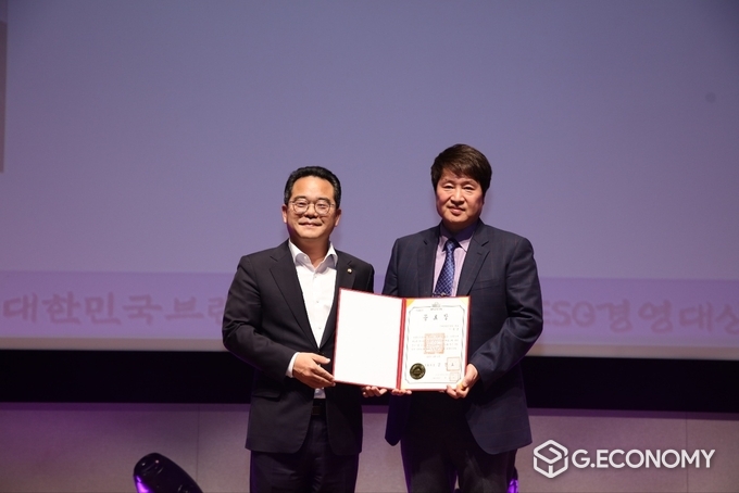 국제언론인클럽 이운길대표가 수상후 기념촬영을하고 있다.