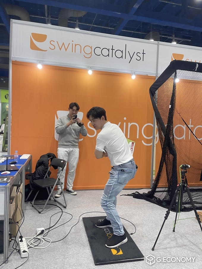 swingcatalyst 체험 중인 양이원 프로(와 촬영 중인 천창호 프로)