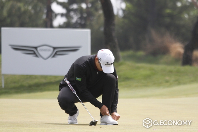 고정원이 ‘KOREA CHAMPIONSHIP PRESENTED BY GENESIS’ 3라운드 8번 홀 그린에서 신발끈을 조여매고 있다.