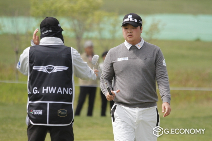 황중곤이 29일 ‘KOREA CHAMPIONSHIP PRESENTED BY GENESIS’ 3라운드 1번 홀에서 파를 기록하며 홀아웃하고 있다.
