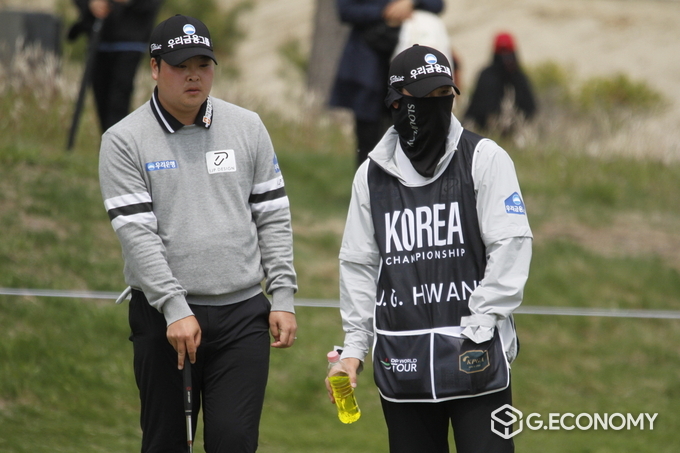 황중곤이 30일 ‘KOREA CHAMPIONSHIP PRESENTED BY GENESIS’ FR 8번 홀 그린에서 그린 경사를 지켜보고 있다.